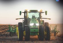 Photo of شركة Deere تقدم جرار ذاتي القيادة